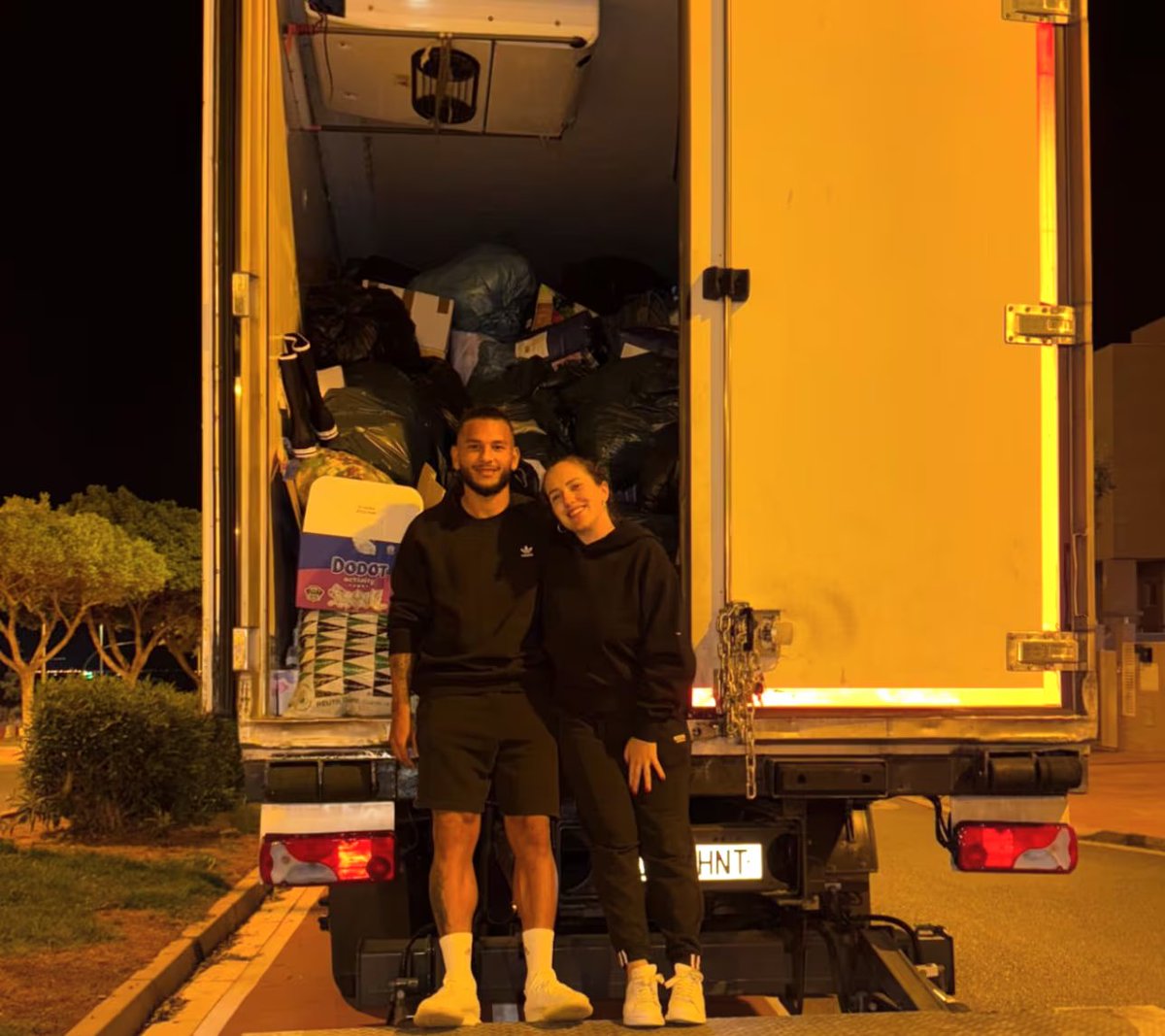 VSportsTM's tweet photo. El colombiano Luis Suárez 🇨🇴 viajó a Valencia para asistir a los damnificados por la DANA. Junto a su esposa, Carolina, oriunda de la región, les entregó productos de primera necesidad a los más afectados. Chapeau. https://t.co/tWOZpLjhLh