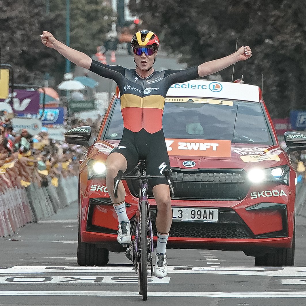 LeTourFemmes's tweet photo. 🎂 Happy birthday to the stage winner, wearer of the @MaillotjauneLCL and 2nd overall in the #TDFF2023 🇧🇪@LotteKopecky
🎂 Joyeux anniversaire à la vainqueure d'étape, porteuse du @MaillotjauneLCL et 2ème du classement général du #TDFF2023 🇧🇪@LotteKopecky https://t.co/zWuAiTYK56