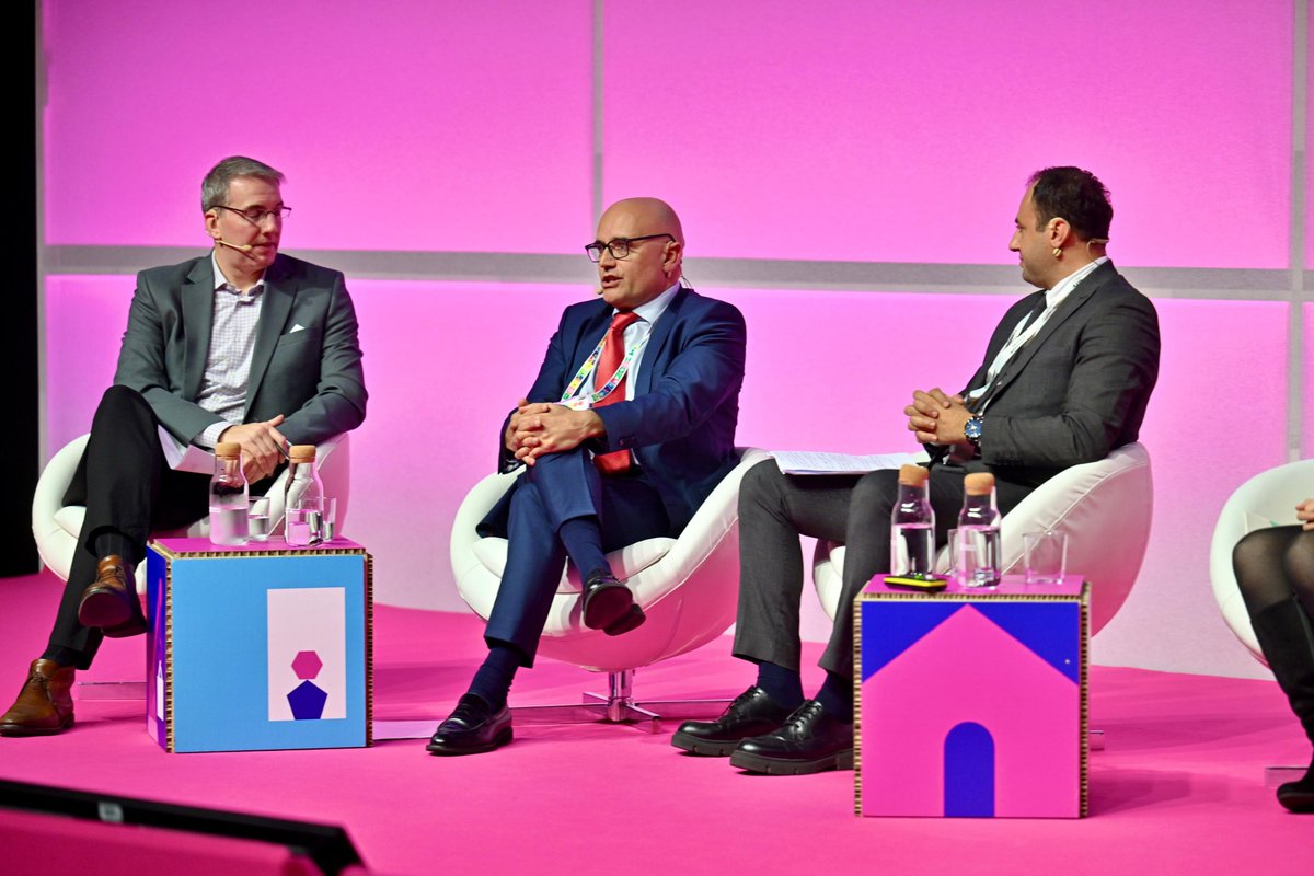 🗣️<a href="/ManuelCermeron/">Manu Cermerón</a>, CEO de <a href="/Veolia_Es/">Veolia | España</a>, ha resaltado en su intervención en @SmartCityExpo, la importancia de que administración y sector privado continúen colaborando para: 

👉Impulsar la innovación, abordar desafíos actuales con mayor eficacia y desarrollar soluciones