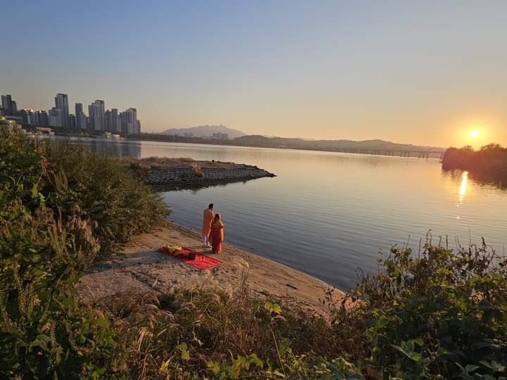 Neha Banka 네하 방카 (@nehabnk) on Twitter photo In Seoul, South Korea,w/ the cityscape in the background, Mr. Nishikant Singh, Deputy Chief of Mission at <a href="/IndiainROK/">India in ROK</a>, & his wife, perform Sandhya Arghya for Chhath Puja by Hangang.
A lovely photo highlighting lives of people who live away from home & hold on to faith & culture. In Seoul, South Korea,w/ the cityscape in the background, Mr. Nishikant Singh, Deputy Chief of Mission at <a href="/IndiainROK/">India in ROK</a>, & his wife, perform Sandhya Arghya for Chhath Puja by Hangang.
A lovely photo highlighting lives of people who live away from home & hold on to faith & culture.