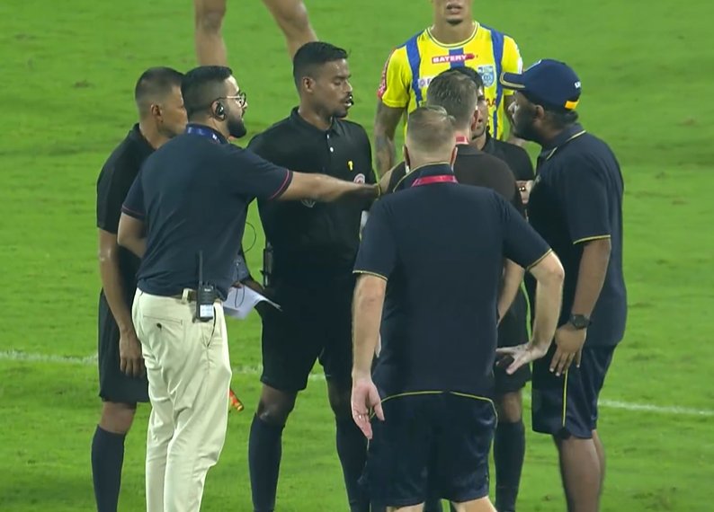 kevbmat's tweet image. We played shit, no doubt on that but what the heck was the referee doing today? We got robbed multiple times and an underserved penalty for Hyderabad. These referees should be penalised for such wrong game affecting decisions. 🤌
#KBFCHFC #ISL11