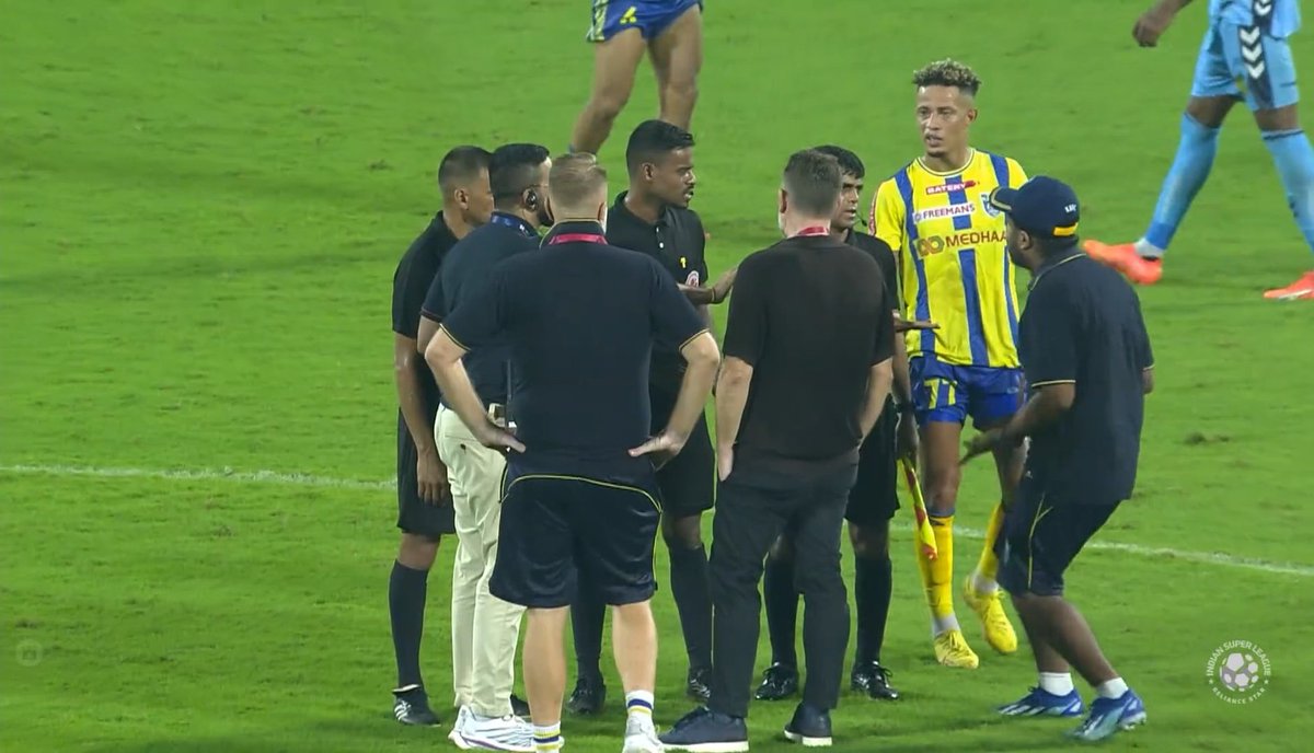 abdulrahmanmash's tweet image. 2 clear penalties not given to Blasters
1 wrong penalty given to Hyderabad FC

we could just watch this and move on

Terrible Refereeing 
#KBFCHFC #ISL #KBFC