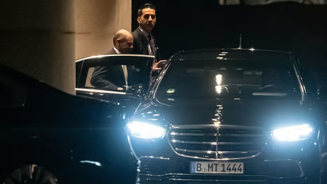 Der Bruch der #Ampel ist ein historisches Ereignis, das noch viele Jahrzehnte in Erinnerung bleiben wird. 
Von der Mail mit dem #Lindner- „Scheidungspapier“ um 20:18 Uhr am vergangenen Donnerstag, über die Dreierrunden im Kanzleramt, Achterrunden mit #Habeck bei den Grünen ...