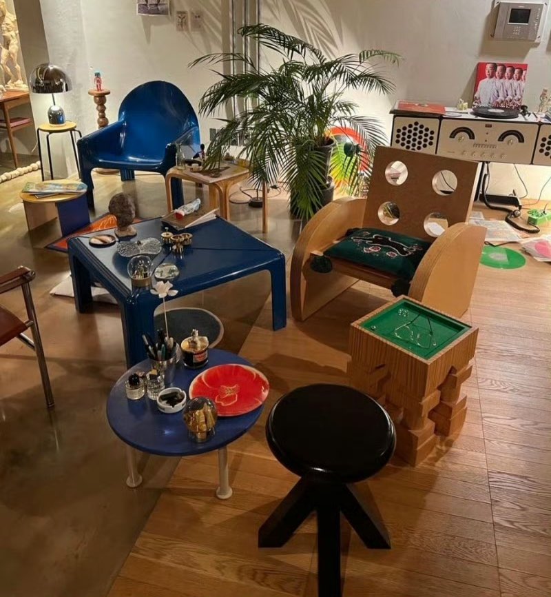 cakedegg's tweet photo. Mhj’s house, where she’s lived for 12 years, is filled with her personal touches and careful design. It’s more than just a home, it’s also her workspace and safe haven. Now, due to HYBE’s excessive legal actions against her, she has to sell it and even her personal information is being leaked