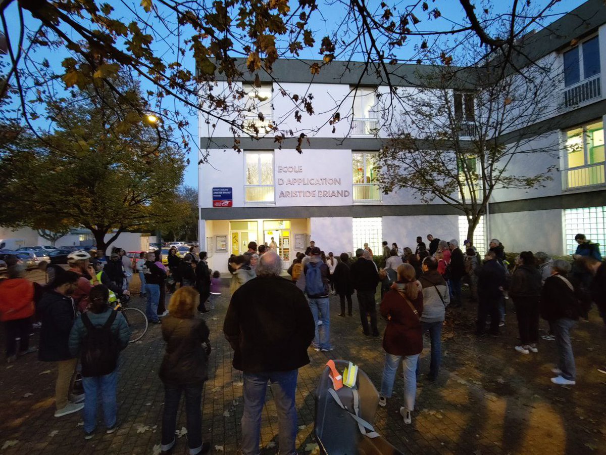 ✊️ Rassemblement d’une 100e de personnes ce soir devant l’école Aristide Briand à #ClermontFd pour exiger la régularisation de Mme Talja.

➡️Cette mère de 3 enfants ne doit pas être arrachée à sa famille !

Instits, élèves, parents d’élèves, tous sont mobilisés !

<a href="/Prefet63/">Préfet du Puy-de-Dôme</a>