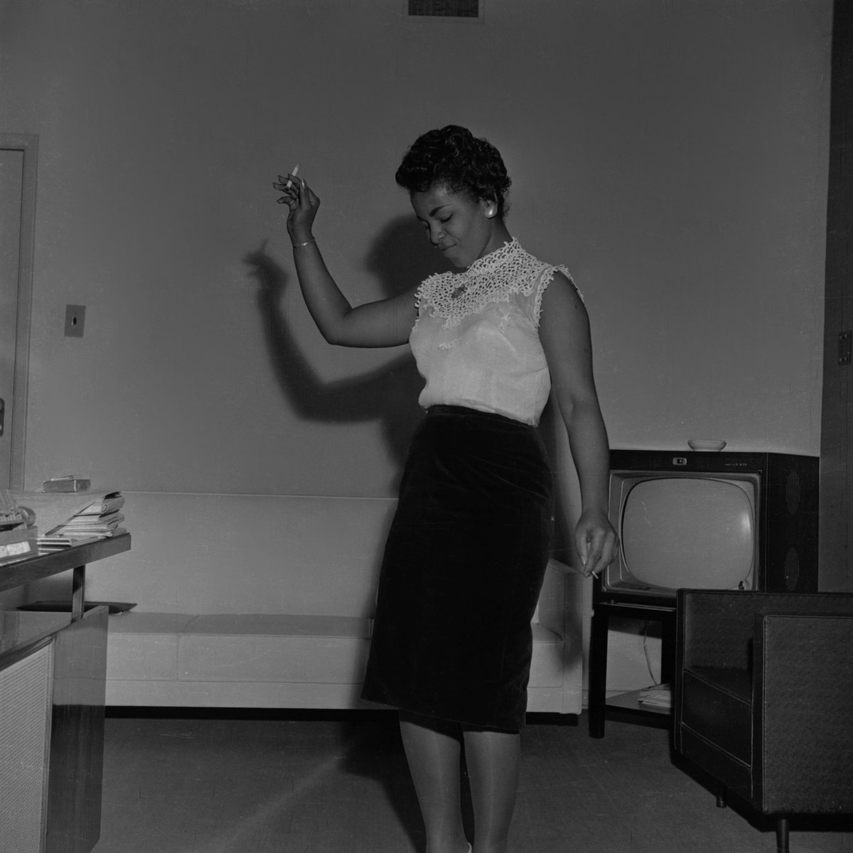 Encontrei um envelope com centenas de negativos feitos por um autor que registrou a era do rádio no Rio de Janeiro. São retratos de uma cidade que vive entre a fantasia e a realidade.