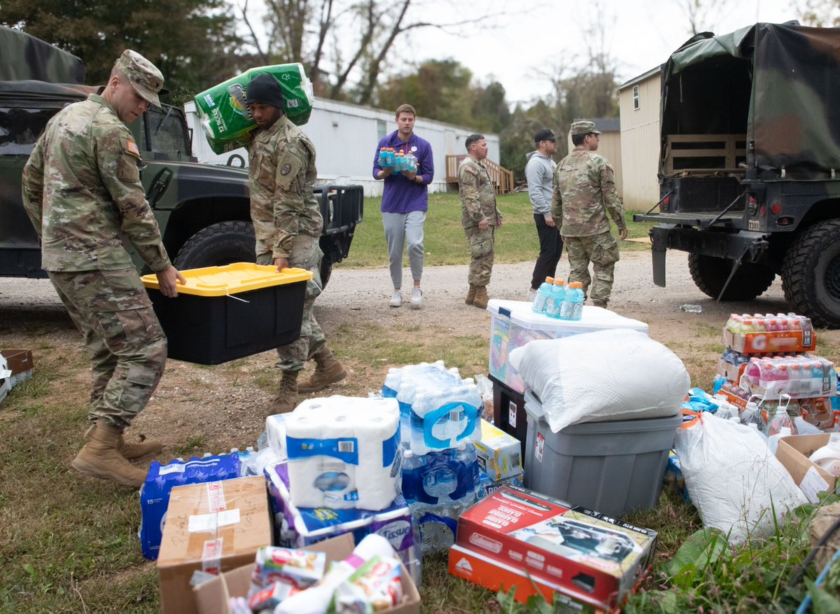 NCNationalGuard's tweet photo. On the front lines of support! U.S. Army Soldiers from 30th Armored Brigade Combat Team and 113th Sustainment Brigade working together to load up critical supplies to serve the community in #Fairview, NC. 

#ArmyStrong #SupportAndServe

#Helene

📸: Staff Sgt. Denne Allen https://t.co/hCoVEIRSw0