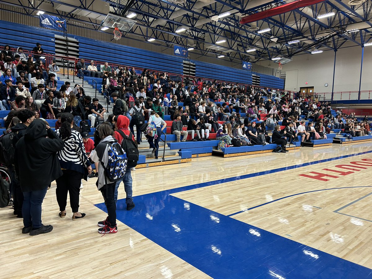PrinGabbert's tweet photo. South High Turkeyfest fundraiser! 9/10 vs 11/12. Winners to play faculty tomorrow! https://t.co/T3VsoGShcQ