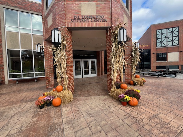 JCU_Facilities's tweet photo. Happy fall y'all! ππ The Facilities team has transformed our campus into a fall wonderland! ππ From cozy pumpkins to vibrant flowers, theyβve truly captured the spirit of the season. #CampusDecor #JCUfacilities https://t.co/lv5c3VMlmB