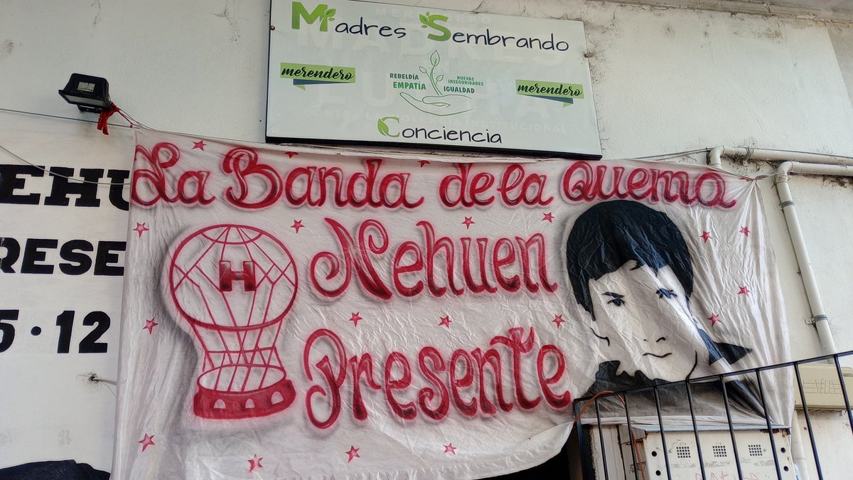 Red__Accion's tweet photo. Ese día conducía su motocicleta rumbo a festejar el ascenso del Club Atlético Huracán. El patrullero que lo embistió, conducido por Daniel Castagnasso y José Soria Barba, circulaba sin sirena y a alta velocidad.
#ANRed #ANRed30años https://t.co/AzhNLNrcD4