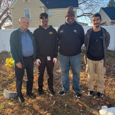 CTTechHS's tweet image. When @centerwellhh reached out to Cheney THS&apos; #StudentWorkforce about work with local #veterans, these students sprang into action!

Assisting community member and #veteran Jake with his yard clean-up, they also repaired his fence and built him a set of steps.

Great work! 👏