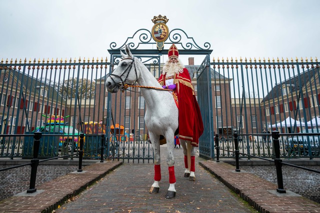Sinterklaas komt 16 november naar Zeist! 🥳 Ben je benieuwd naar het programma van de intocht? Of wil je weten wanneer de Sint naar Den Dolder komt?

Ga naar zeist.nl/nieuws-en-actu… voor meer info.

#Sinterklaas #SinterklaasIntocht #Intocht