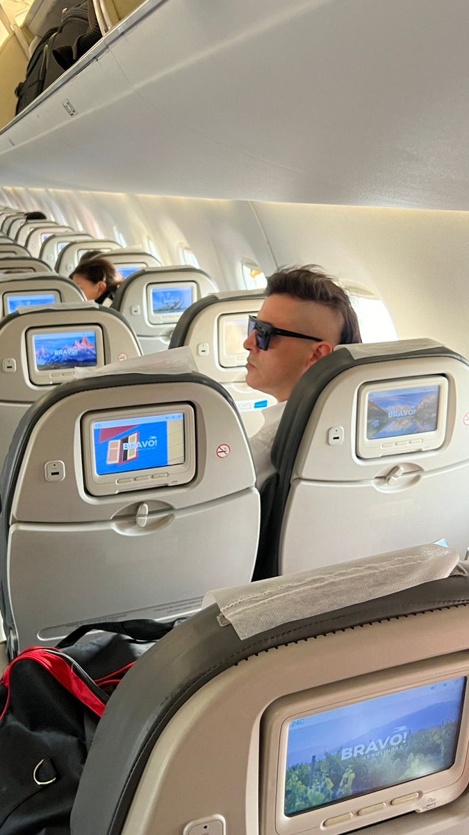 Lo último que me faltaba coincidir en el vuelo con el pelotudo de Guille Aquino