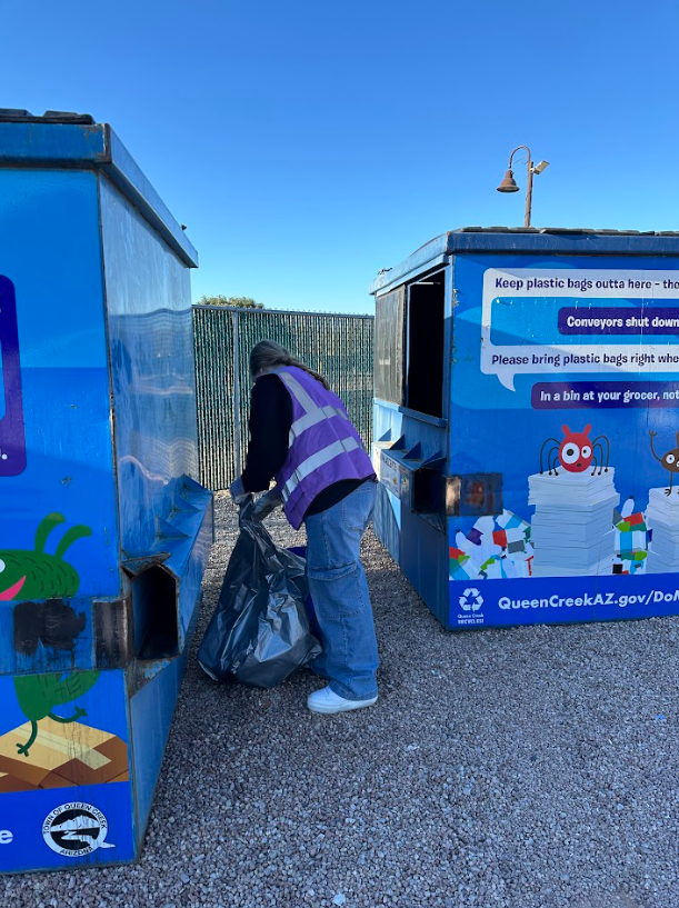 higleydistrict's tweet photo. #HigleyHelps | Higley Virtual Academy volunteered at the Town of Queen Creek Recycling Center, as a part of their Recycling Center Cleanup Program. Students &amp; staff partook in cleaning duties such as picking up litter, raking gravel and leaves, and wiping recycling bins.👏 https://t.co/Ff7bu2vUud