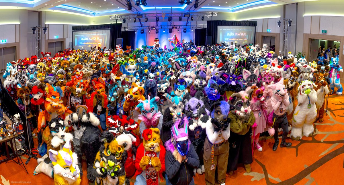 And here is the group photo from Aurawra: Mountains of Mayhem! (courtesy of @useralthepony!)

Full-resolution (huge) image is available at: drive.google.com/file/d/11m1Wmg…