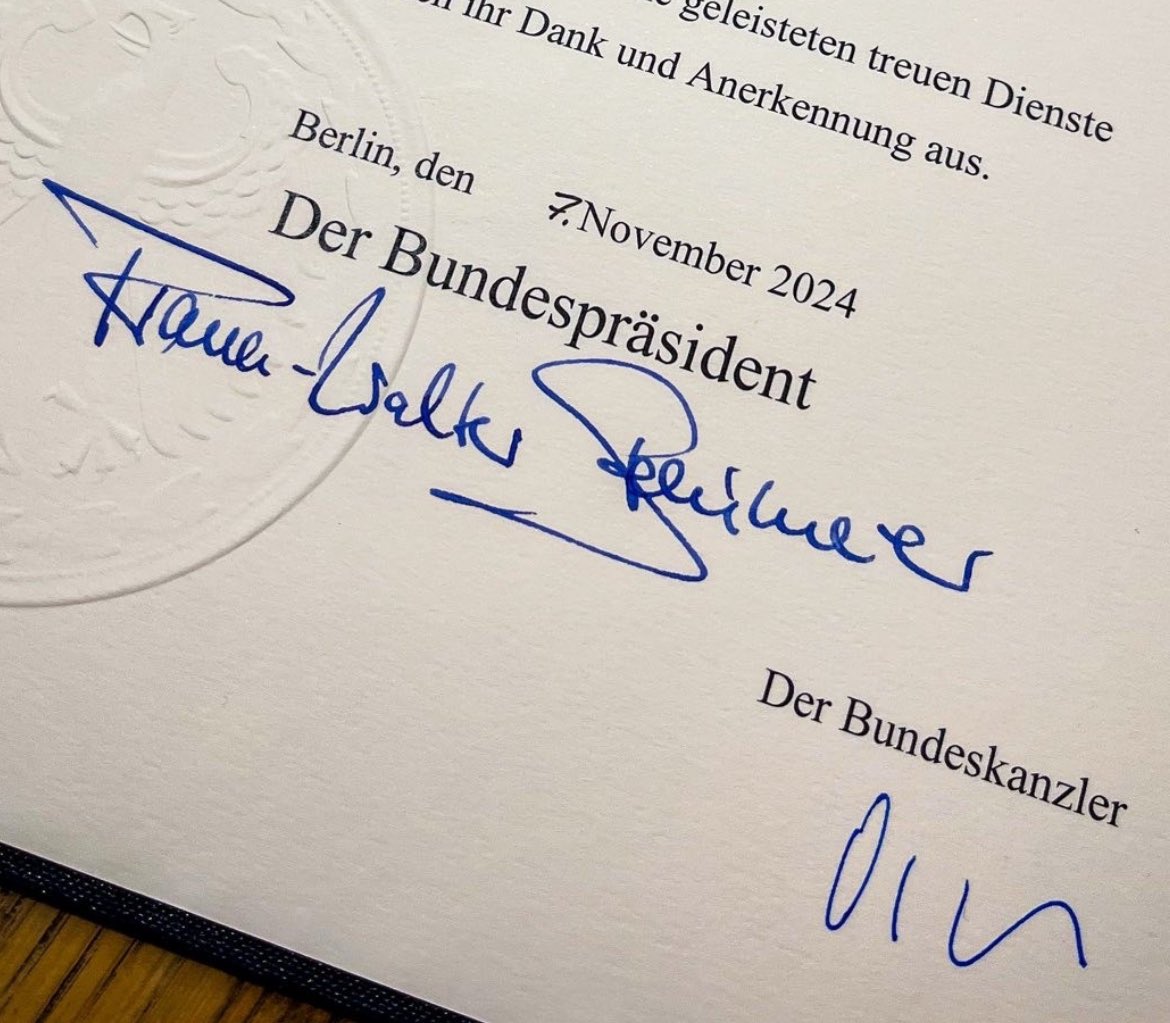 Steinmeyer unterschreibt wie Professor in Kalligraphie und Olaf wie ich beim Paketboten naja