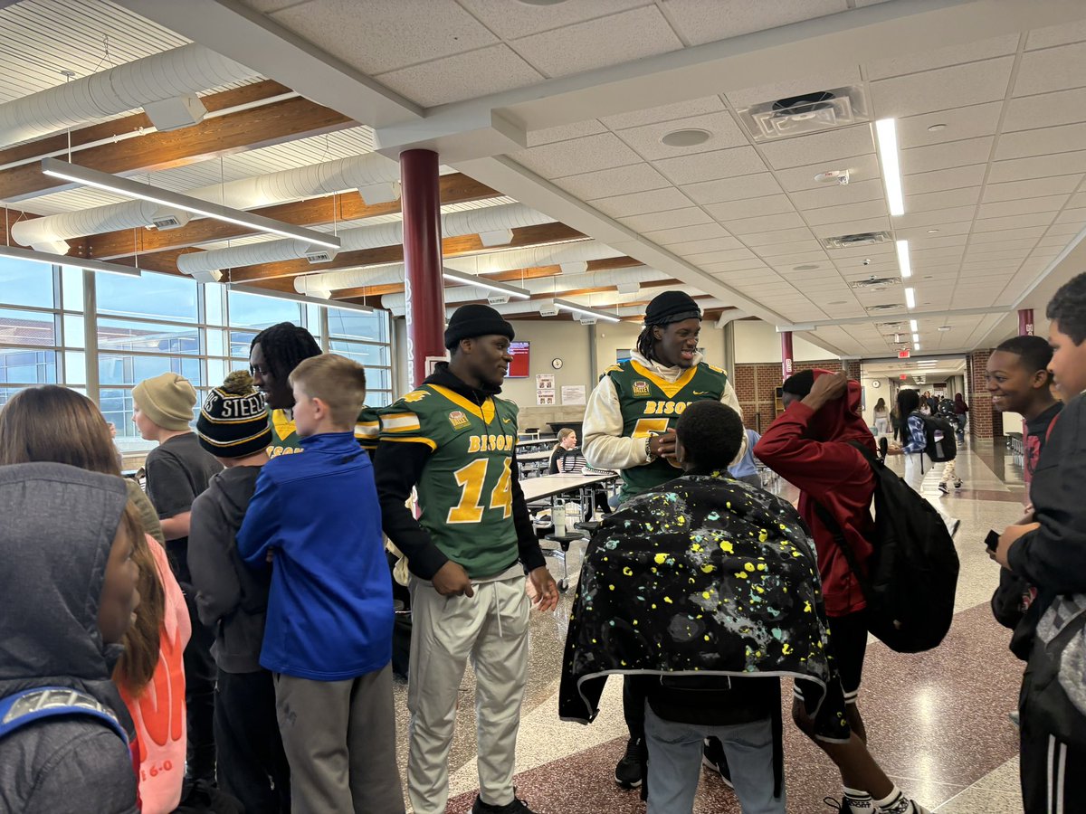 Had a blast spending lunch with future Bison at Discovery middle school today! Thanks <a href="/GandGCollective/">The Green and The Gold Collective</a> for promoting community service! Join today to make an impact!