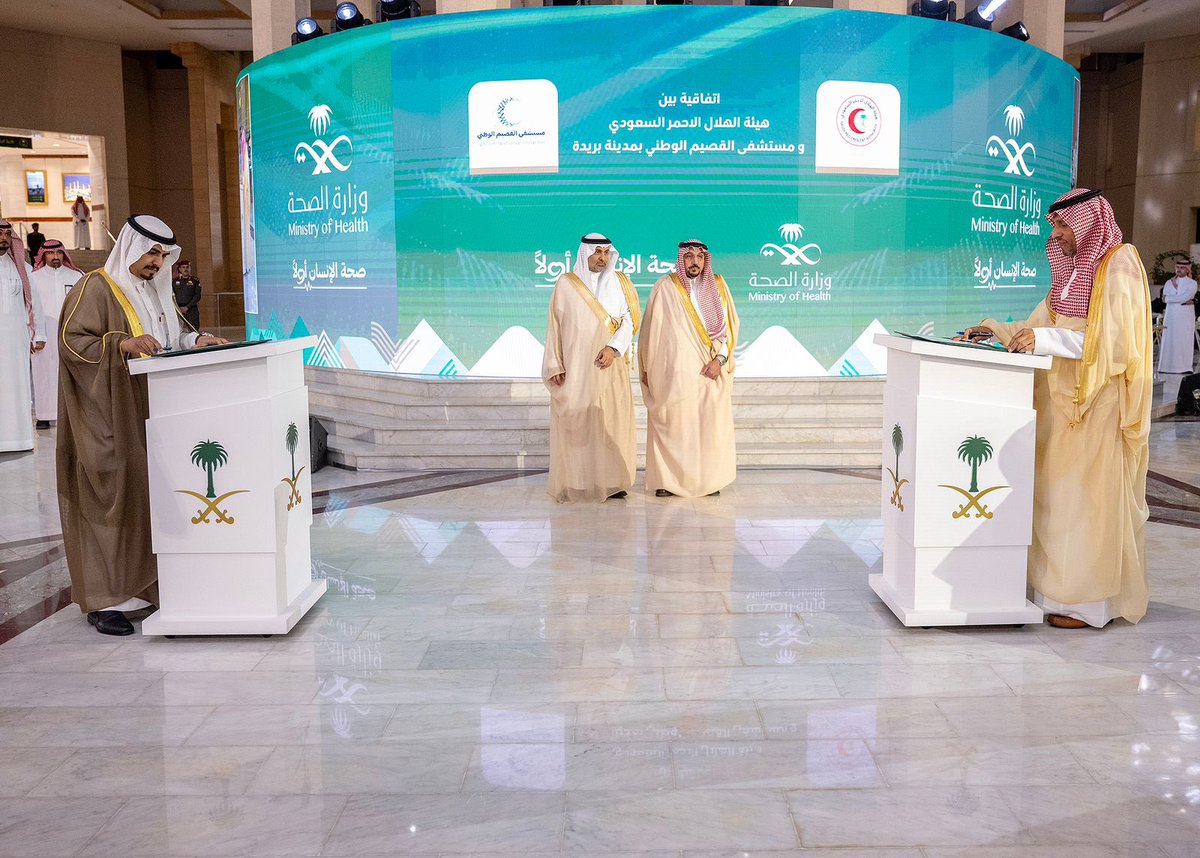 qnhospital's tweet photo. #توقيع_اتفاقيات

برعاية كريمة من #سمو_أمير_منطقة_القصيم، تم تدشين 54 مشروعاً صحياً في المنطقة بتكلفة تقارب نصف مليار ريال، تشمل مشاريع إنشائية وتطويرية من شأنها تعزيز خدماتنا الصحية والارتقاء بجودة الحياة.

وفي إطار هذا الدعم المتواصل، نعتز بالإعلان عن توقيع اتفاقيات برعاية أمير منطقة القصيم وحضور معالي #وزير_الصحة والتي تؤدي لتعاون مع جهات أخرى وتفتح آفاق جديدة في مجال #الرعاية_الصحية، حيث وقع البروفيسور سلطان النهير، مدير #مستشفى_القصيم_الوطني، اتفاقية تعاون مع فرع #هيئة_الهلال_الأحمر_السعودي بمنطقة القصيم، وأخرى مع #جامعة_سليمان_الراجحي. ويعد مستشفى القصيم الوطني المستشفى الخاص الوحيد في المنطقة الذي يوقع مثل هذه الاتفاقيات المتميزة، في سبيل تعزيز جودة الخدمات الصحية ودعم التبادل المعرفي والتدريبي.

معاً نحو مستقبل صحي واعد.

@qassimhealth 
@SaudiMOH 
@EmarahAlQassim