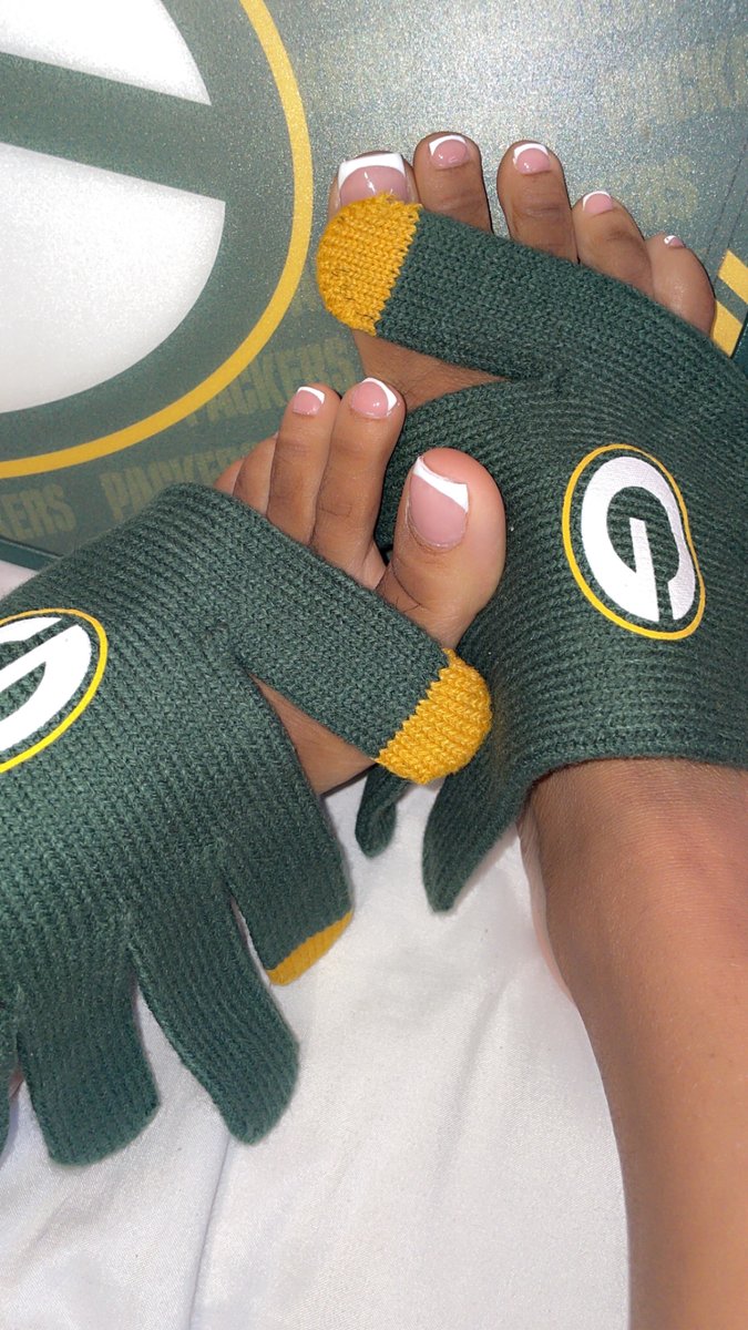 Here’s just a preview... but if you’re curious, the full show is somewhere else 💋📷

onlyfans.com/jennasmartfoot…

#aesthetic #sexy #girl #tits #nsfw #thick #thighs #GoPackGo #greenbaypacker #footfetish #NudistPics #nudistgirls #onlyfans #footnsfw