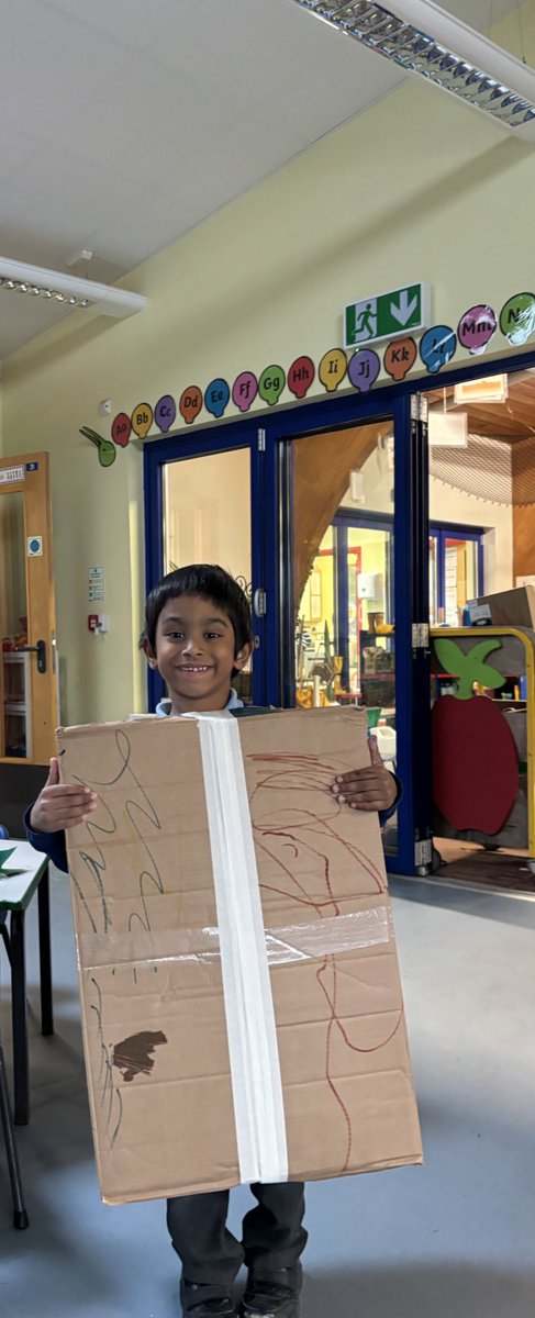 Another busy day in Dosbarth Derbyn. The children enjoyed the sound swap game so much <a href="/SWLiteracy/">John Walker, Sounds-Write</a> that they decided to have a go themselves! Then we found some large cardboard boxes and let our imaginations go wild! 🏰🚗🤖