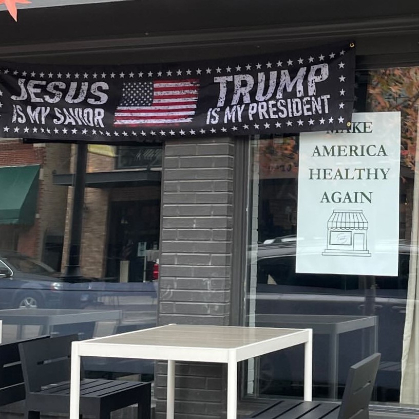 nextnews's tweet image. 🚨ALERT! A family-owned café, Moveable Feast + Company, at 112 N. Hale St. in Wheaton, IL, is under ruthless attack by radical leftists for daring to express their beliefs! 

Their banners say, "Jesus is my Savior, Trump is my President" and @RobertKennedyJr's own slogan, “Make…