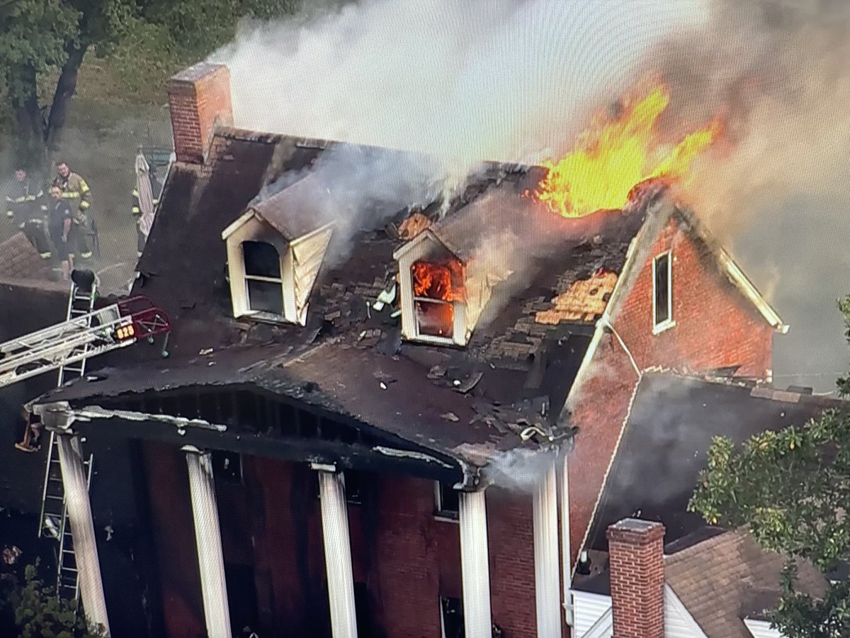 charlienbc's tweet image. #BREAKING @PGFDNews on the scene of a large house fire 14200 Livingston Rd., #Piscataway, one fire fighter injured. @nbcwashington