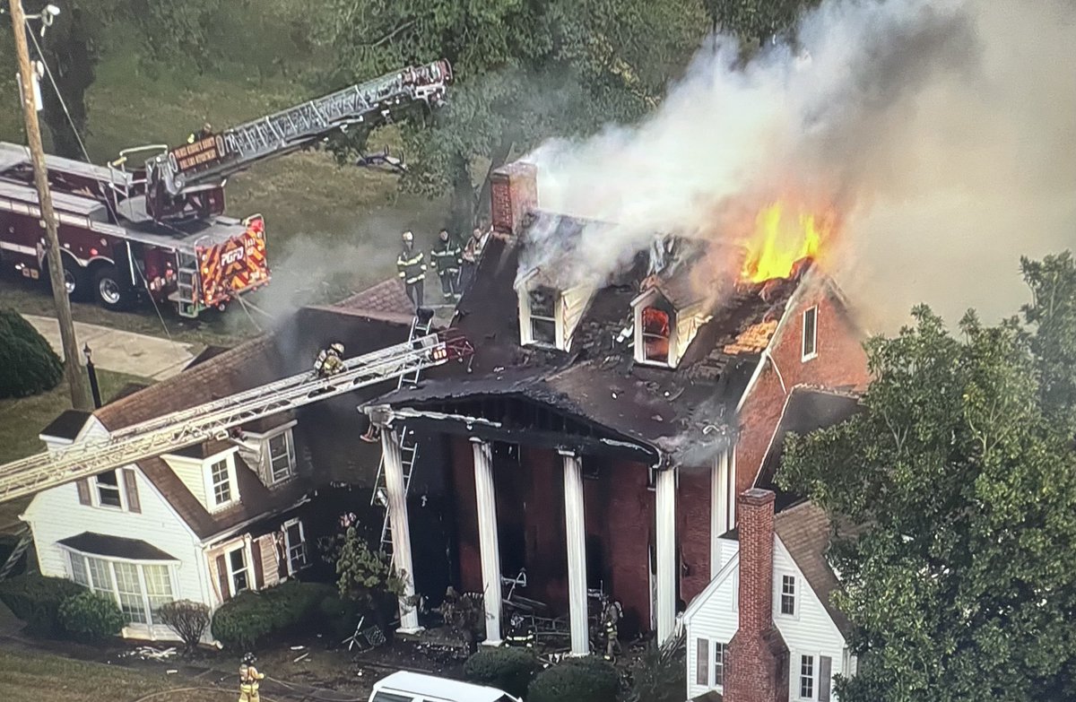 charlienbc's tweet image. #BREAKING @PGFDNews on the scene of a large house fire 14200 Livingston Rd., #Piscataway, one fire fighter injured. @nbcwashington