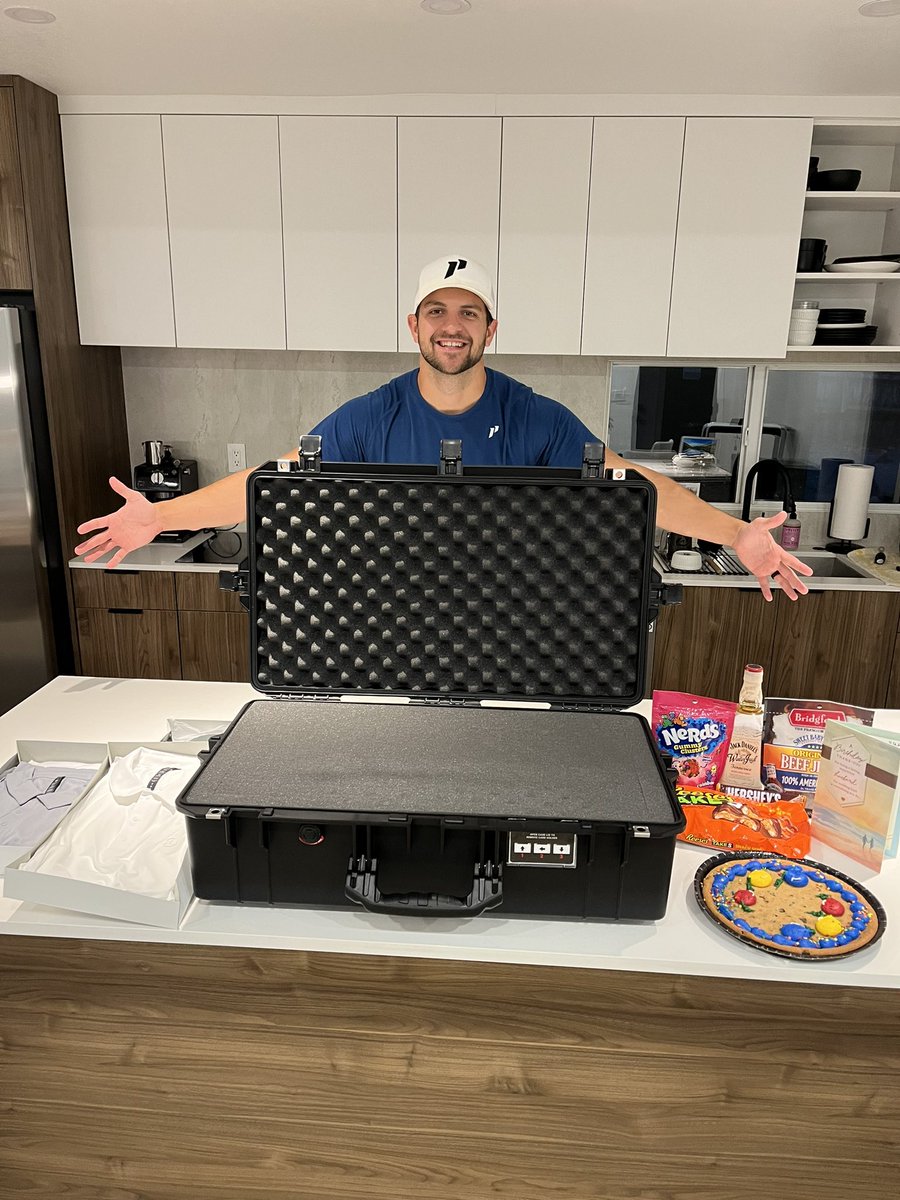 TheSweatySteve's tweet photo. Birthday gifts from your wife just hit different https://t.co/UDDm8VUdHi