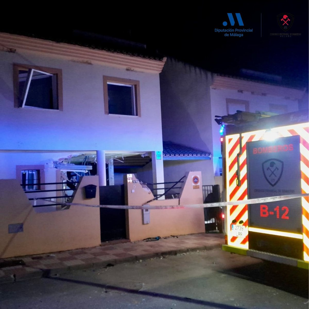 cpbmalaga's tweet image. Nuestra dotación #Antequera interviene por explosión de vivienda en C/Granja de #FuentedePiedra, que provoca el derrumbe de parte de la casa.
3 personas atendidas por #ServiciosSanitarios, 2 perros ilesos.
Labores de inspección y balizamiento de la zona

#CPBMálaga @diputacionMLG