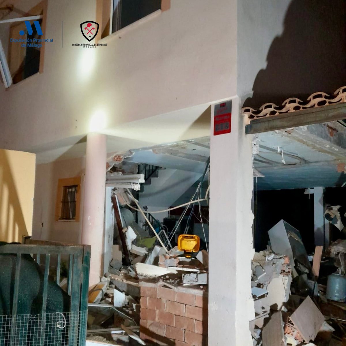 cpbmalaga's tweet image. Nuestra dotación #Antequera interviene por explosión de vivienda en C/Granja de #FuentedePiedra, que provoca el derrumbe de parte de la casa.
3 personas atendidas por #ServiciosSanitarios, 2 perros ilesos.
Labores de inspección y balizamiento de la zona

#CPBMálaga @diputacionMLG