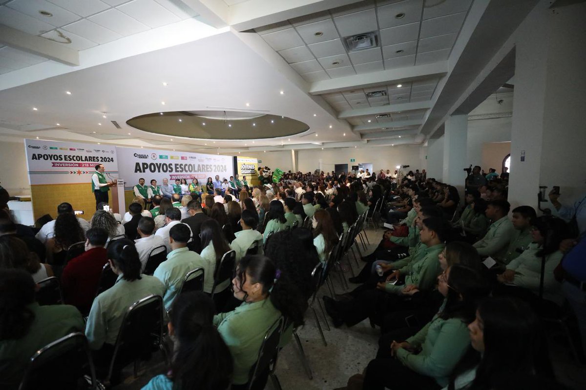 manolojim's tweet photo. Entregamos apoyos escolares a jóvenes de prepa y universidad en la región Carbonífera, que se suman a las miles de becas que entregamos en todo el estado y a los programas de útiles y uniformes de este 2024, sumando una inversión de 218 MDP. (1/2) https://t.co/PJk4zgASko