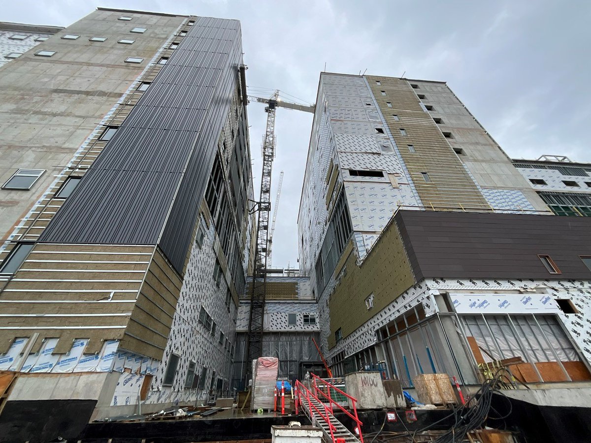 The new St. Paul’s Hospital is taking shape! Now at full height, crews are working on exteriors, drywall, and equipment installs. Recent milestones include a the first public art installation, concrete pouring for public parking, and rooftop cooling tower. bit.ly/4hEXBqo