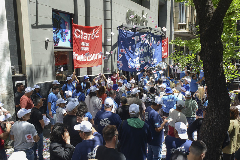 CLARO INCUMPLE. Continuamos con las protestas para que @claroargentina cumpla el compromiso de encuadrar a nuestros compañeros en el Convenio de las Telecomunicaciones. 
#ClaroFraudeLaboral