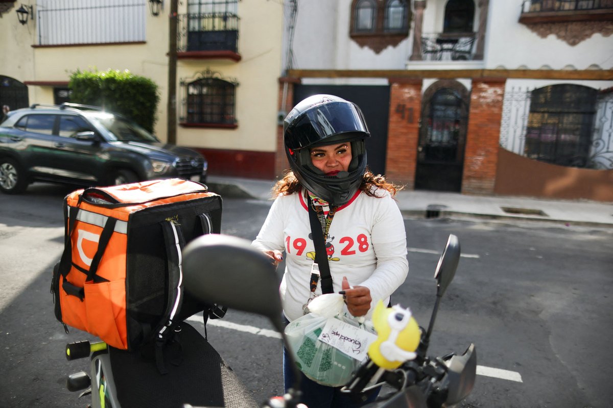 ExpansionMx's tweet photo. 👩‍🦰 Las repartidoras enfrentan retos aún mayores. Ganan en promedio 18% menos que los hombres, enfrentan acoso sexual y en muchos casos no cuentan con servicios de cuidado para sus hijos, según Oxfam e INDESIG. 

📸: Reuters https://t.co/MEduHtP24l