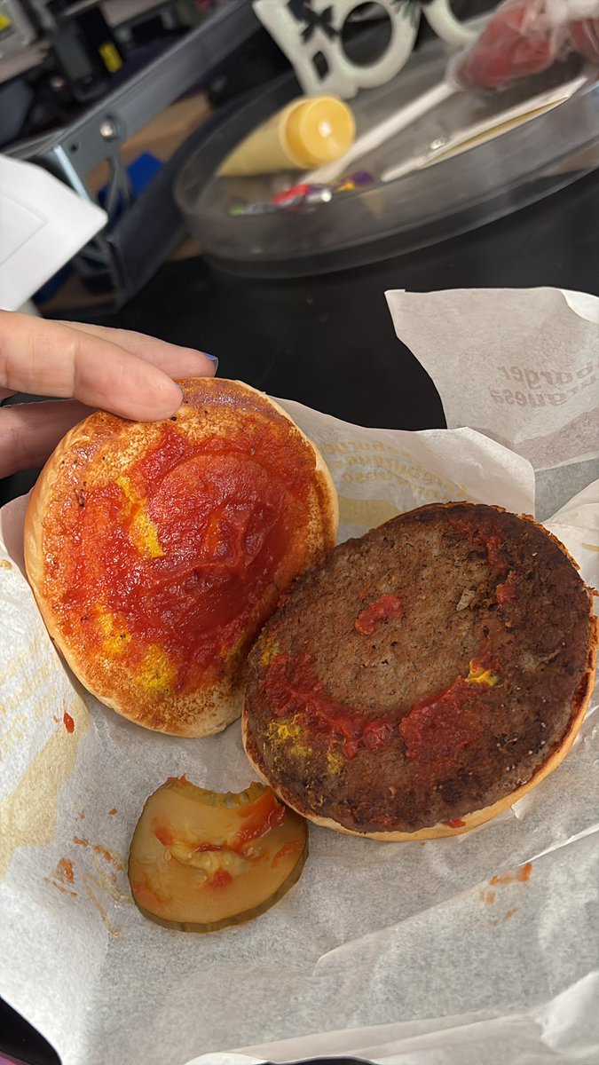 analopezdem's tweet photo. @McDonaldsMexico les parece q se parece a las fotos q anuncian? Parece de plástico!!!
La cebolla se ve vieja y la carne seca https://t.co/Wr2uaIw8zE