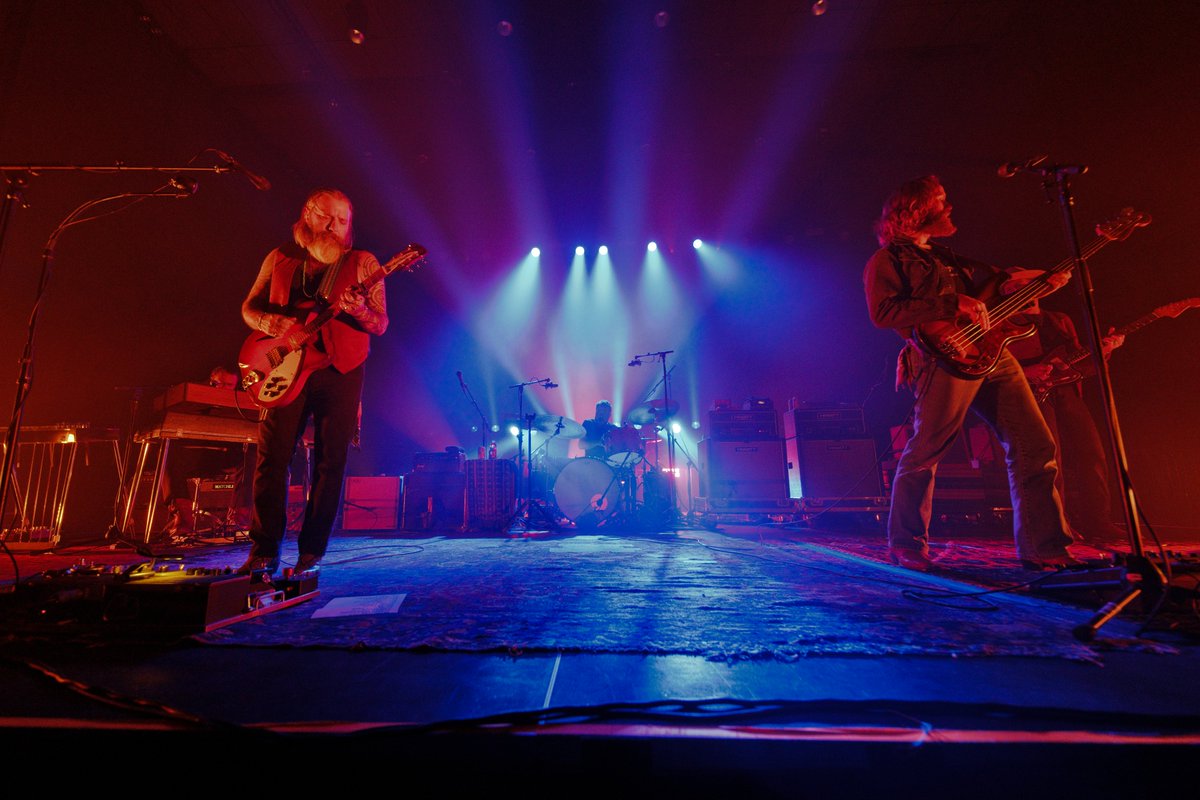 Big love to Des Moines for last night 🤘 Omaha tonight!

Photos: @vanessaheins
#steadygiggin