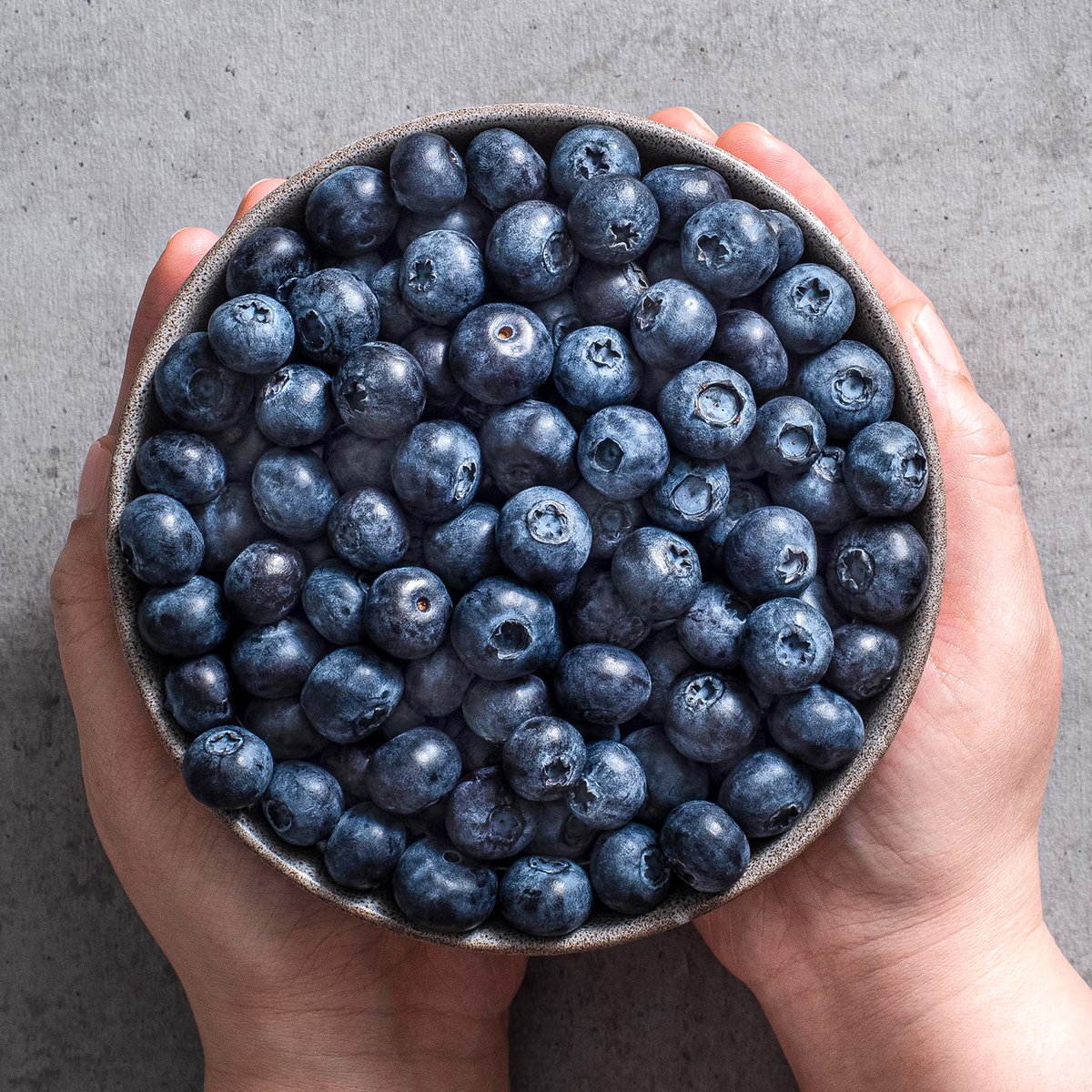 Snack on blueberries for a boost of goodness! Blueberries are a good source of vitamin C and fiber, so you can feel good about grabbing an extra handful or two throughout the day. 🙌
