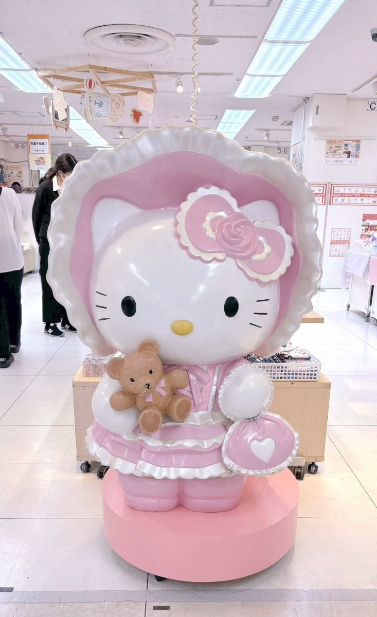 hello kitty statue 💫