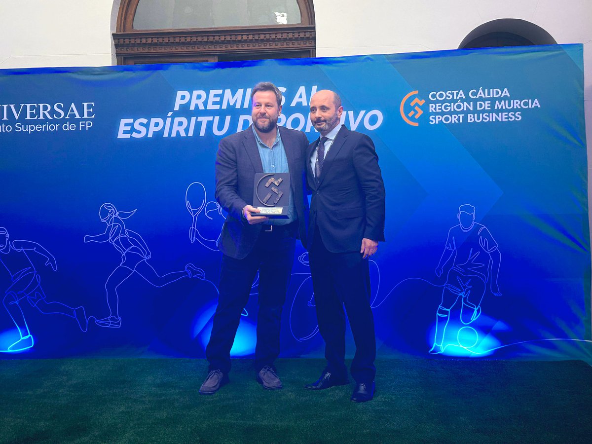 Premio al Espíritu deportivo para <a href="/estrellalevante/">Estrella de Levante</a> en <a href="/SportBiz_World/">Sport Business World</a> 2024. Muchas gracias! Un lujo que #Murcia sea sede del congreso de negocio y deporte más importante del país!!! 👏🏻👏🏻👏🏻
