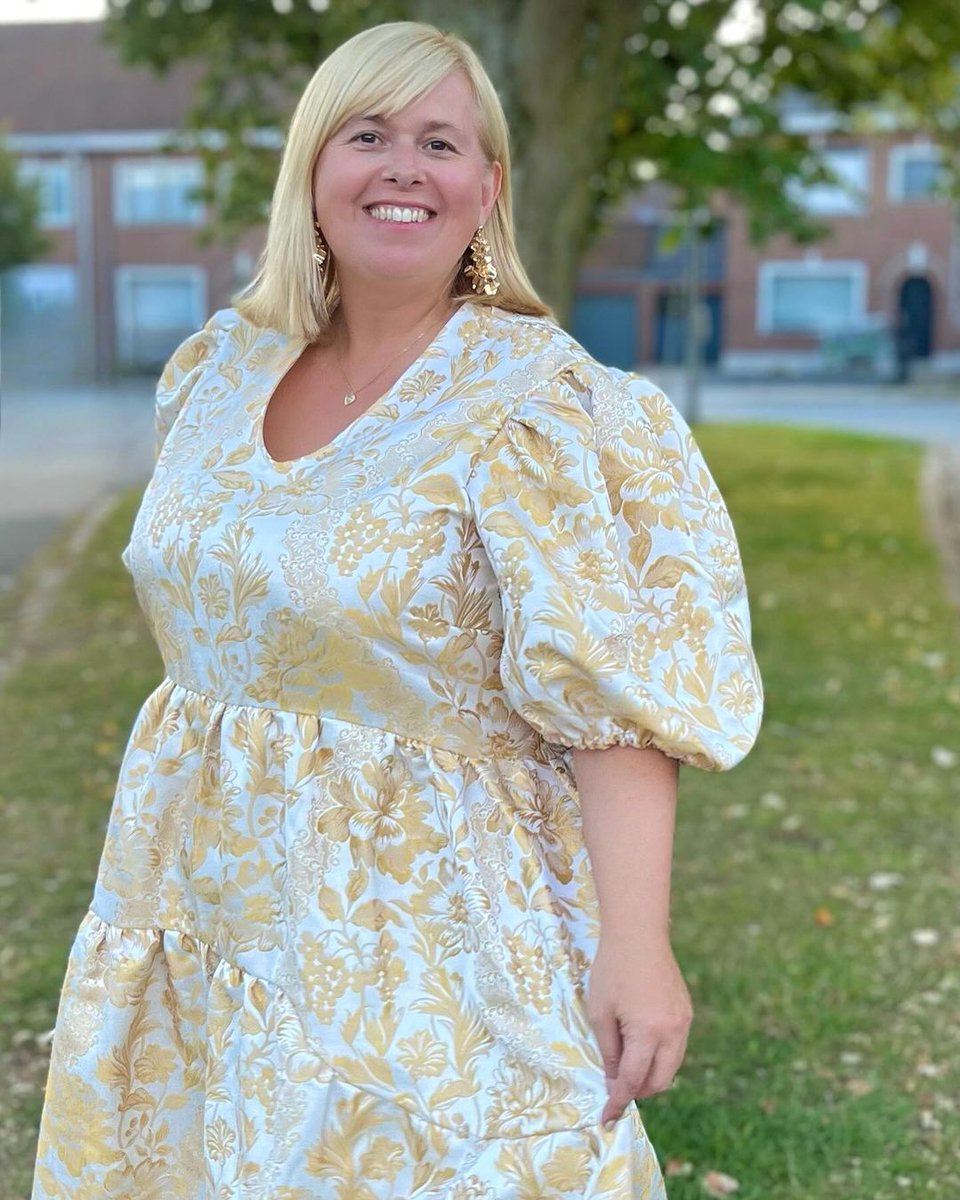 SimpMcCalls's tweet photo. We love this #ME2016 hack by @valerievandevelde2018 ๐คฉ
Valerie lowered the neckline and gave it a v-shape for a different look! She used a gold jacquard fabric which gives the sleeves and skirt that extra wow factor. This dress is perfect for party season!
https://t.co/hZ11veKFax https://t.co/WwG3SKkbG4