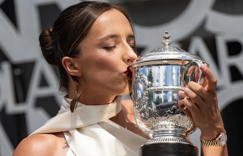 thank you for this season queen:
⁃ roland garros (title defense for the third consecutive year)
⁃ world no. 1 ranking for a significant part of the year
⁃ olympic bronze medal
⁃ 4 WTA 1000 tournament titles
⁃ 21-match winning streak

🤍👑