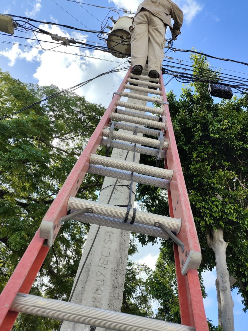 En #Mérida y sus comisarías realizamos el mantenimiento 👷🏻‍🦺de luminarias para que las calles de todo el municipio estén bien iluminadas 💡 y seguras. #MéridaContigoEsMejor 

<a href="/CeciliaPatronL/">Cecilia Patrón Laviada</a> <a href="/AyuntaMerida/">Ayuntamiento Mérida</a>