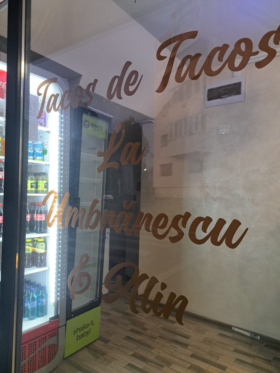 WallSignro's tweet image. Stickerul text decorativ pentru fereastră de la wallsign.ro aduce un plus de stil și vizibilitate oricărui spațiu comercial. Realizat din autocolant durabil și rezistent, acesta poate fi personalizat cu textul și culoarea dorite, oferind un aspect elegant....