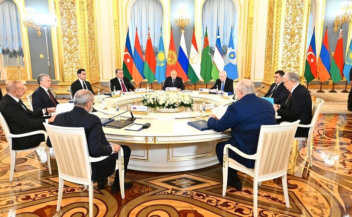 د مسکو په مشرۍ د مشترک المنافع سازمان تازه غونډه کې هغه طرح تصویب کړه چې له مخې به یې د منځنۍ اسیا هېوادونه د افغانستان شاوخوا امنیتي کمربند جوړوي.
د دې سازمان مشر وایي، امنیتي کمربند به له افغانستانه د ترهګریزو ګواښونو د مخنیوي لپاره وي.