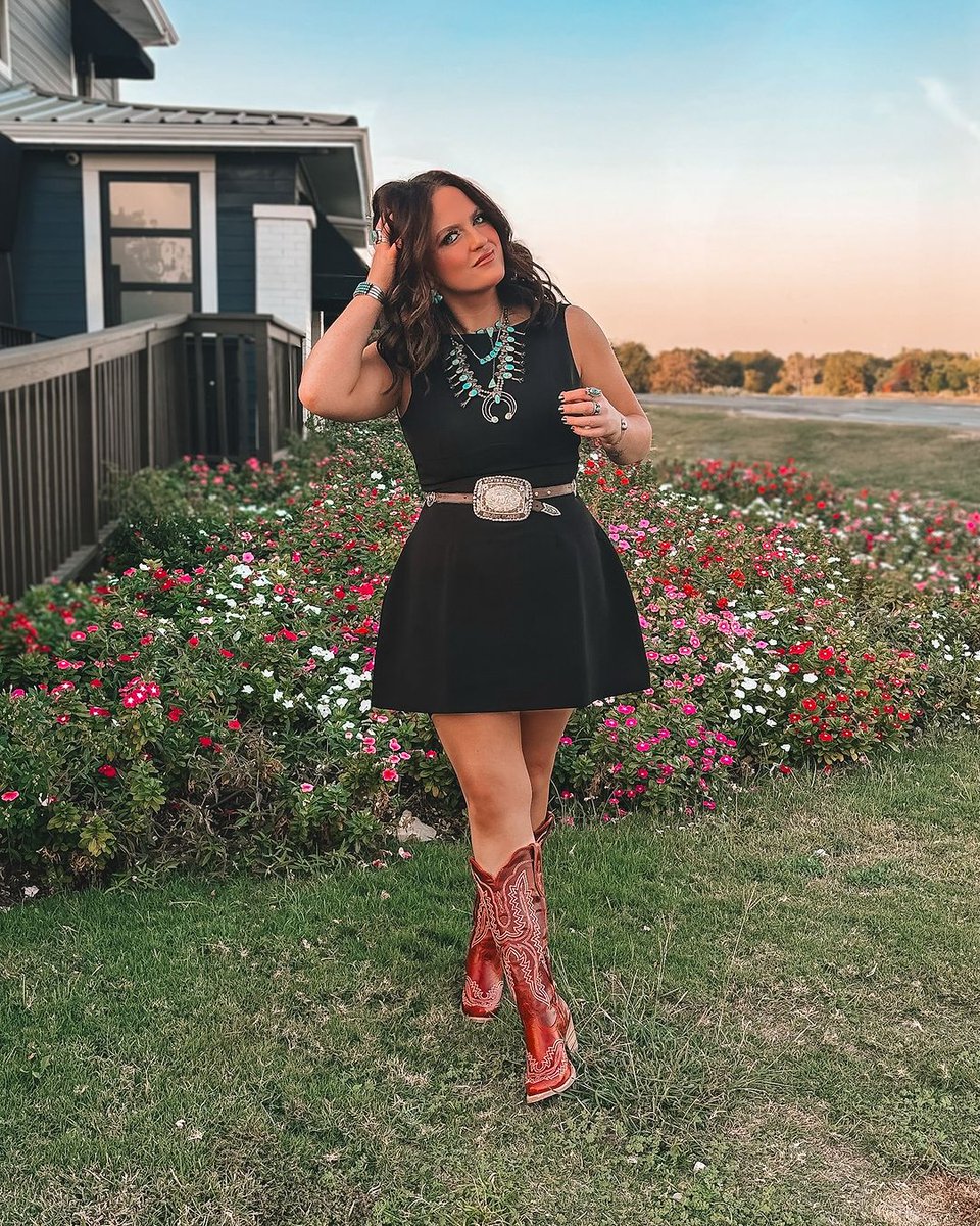 Ariat's tweet image. Red Alert! Time for a new pair of Casanovas. #Regram #Ariat

PC: Morgan Nugent