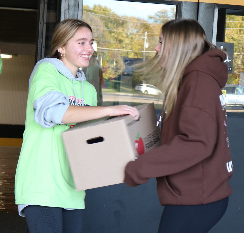 BettSchools's tweet photo. It's Student Hunger Drive Loading Day! Huge shoutout to our amazing Student Council and their advisors for their phenomenal planning and coordination. Thank you to everyone who helped, participated, and donated to support those in need in our community. We are #BETTerTogether! 🥫 https://t.co/0wadC5OtjU