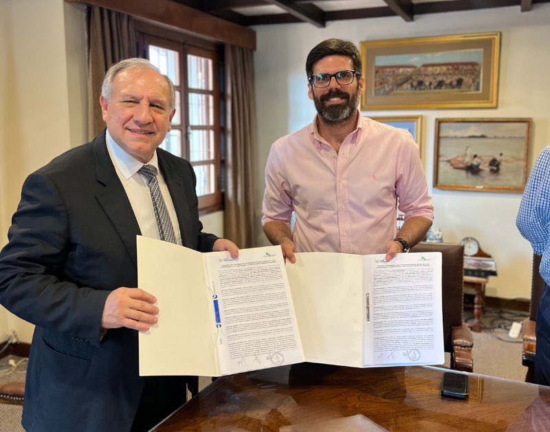 atodopulmonPY's tweet photo. El primer paso de un gran proyecto🤝

Nos aliamos con el Club Centenario para la creación de un nuevo vivero en Surubi’i que permitirá producir arbolitos para arborizar la zona y fortalecer los espacios verdes del Club. El equipo de A Todo Pulmón aportará su experiencia técnica para hacer de este lugar una fuente de vida y conciencia ambiental.🌱

Este esfuerzo no solo embellecerá los espacios para socios y la comunidad, sino que también promoverá un compromiso con el cuidado del medio ambiente. 

¡Juntos por un Paraguay más verde y sostenible! 🌳
