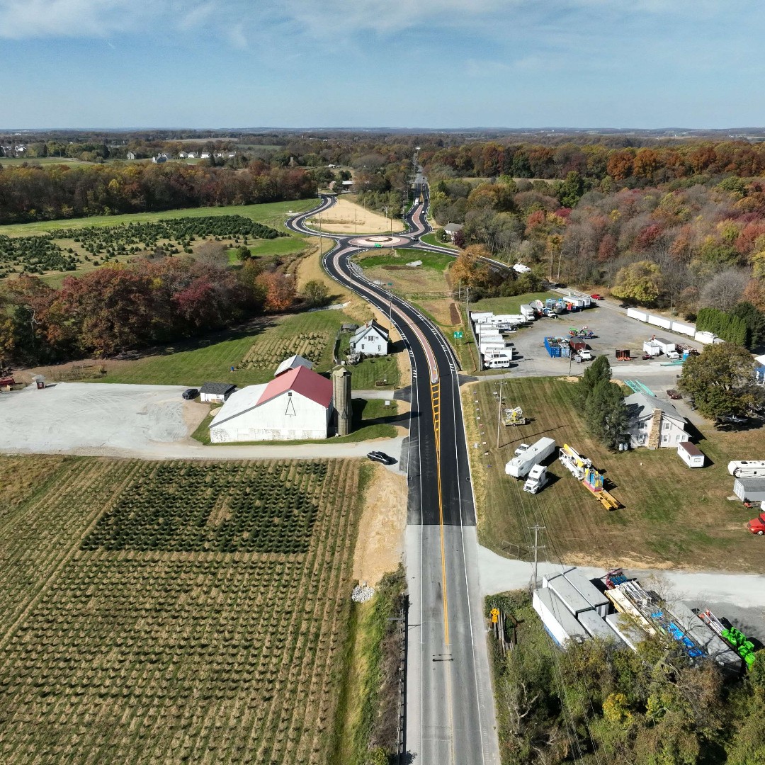 ErdmanAnthony's tweet image. The new roundabout that corrected a skewed intersection at State Routes 41 and 926 in #ChesterCountyPA is improving mobility for the local agriculture industry and the traveling public. We provided #TransportationEngineering and #RoundaboutDesign @PennDOTNews @Chesco_Press