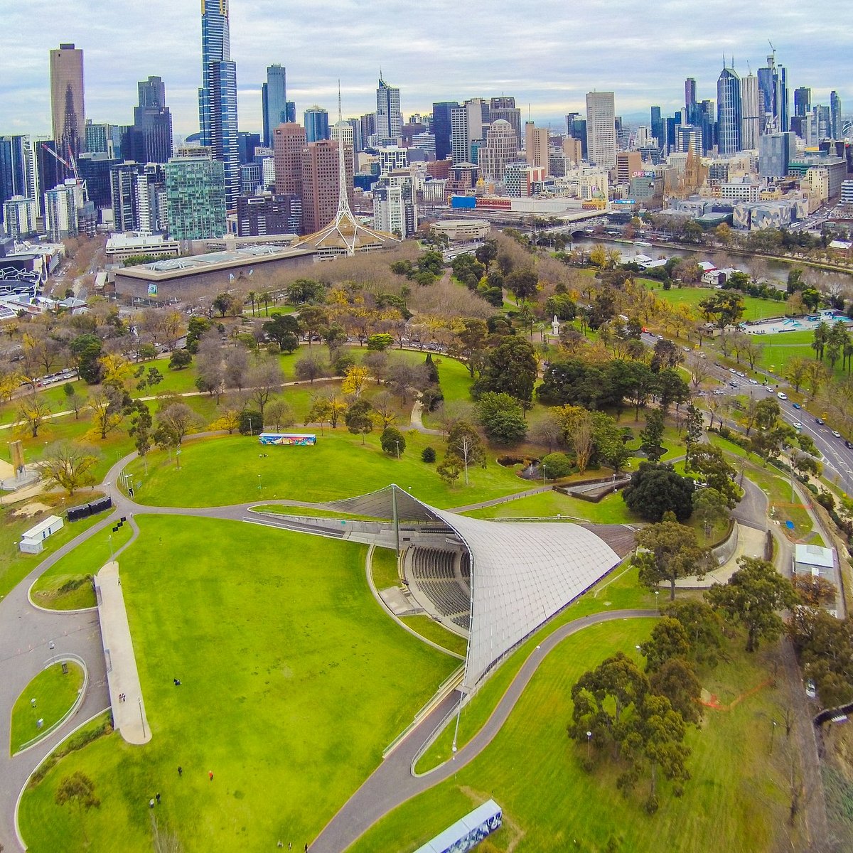 ★ Absolutely thrilled to announce that we will return to Australia on December 4 for a one-off show in Melbourne at the beautiful Sidney Myer Music Bowl!

Tickets go on sale Tuesday 12 Nov - 10am: premier.ticketek.com.au/shows/show.asp…

Sign up for early access tickets: arep.co/m/airplaymoons…