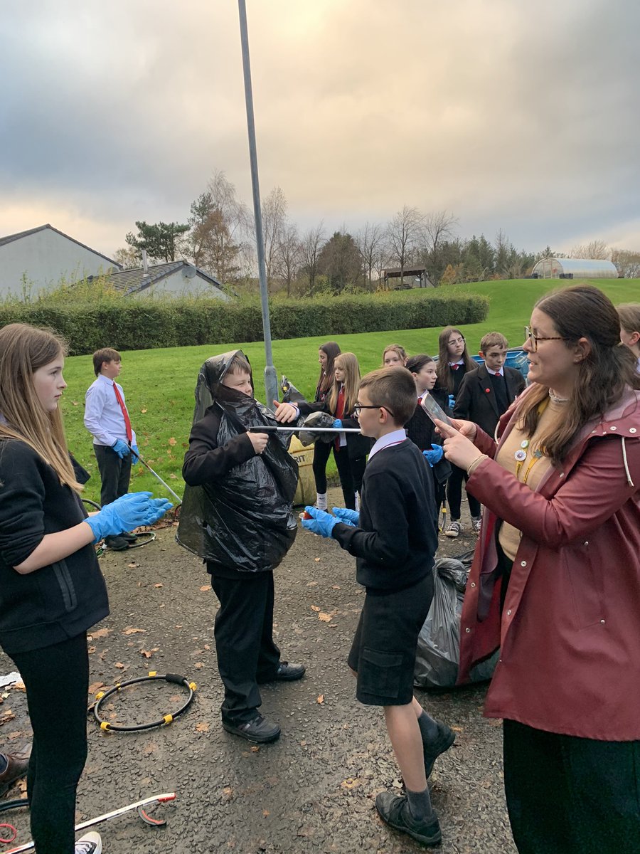 🌍 Doing our bit to help the planet and local area today picking up litter from surrounding area of <a href="/BraesHigh/">Braes High School</a> Great to see the first years help the community 👍 Also thanks to the volunteers <a href="/PersimmonHomes/">persimmonhomes</a> for their great help 🫡 #litterpicking